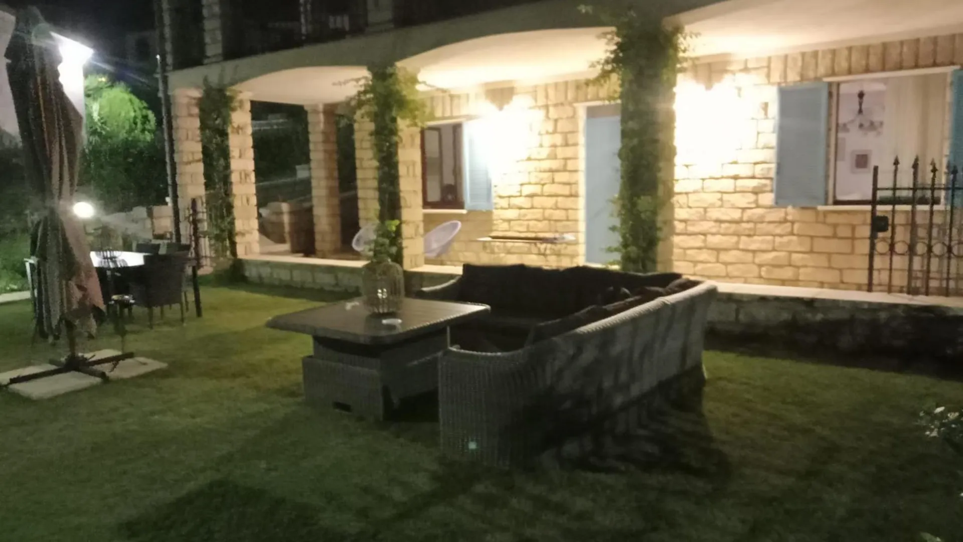 Appartamento In Villa Di 150 Mq - Vista Mozzafiato Fronte Mare Con Giardino Privato Бадеси 0*,  Италия