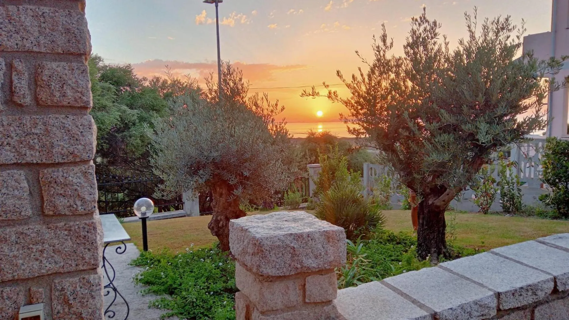 Appartamento In Villa Di 150 Mq - Vista Mozzafiato Fronte Mare Con Giardino Privato Бадеси